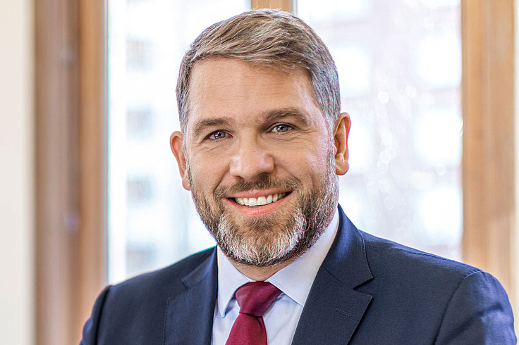 Prof. Dr. Robin van der Hout, LL.M.